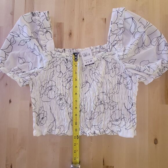 NWT Accordion Pleated White Black Floral Lightweight Crop Top Sz L Puff Sleeve - Picture 3 of 8